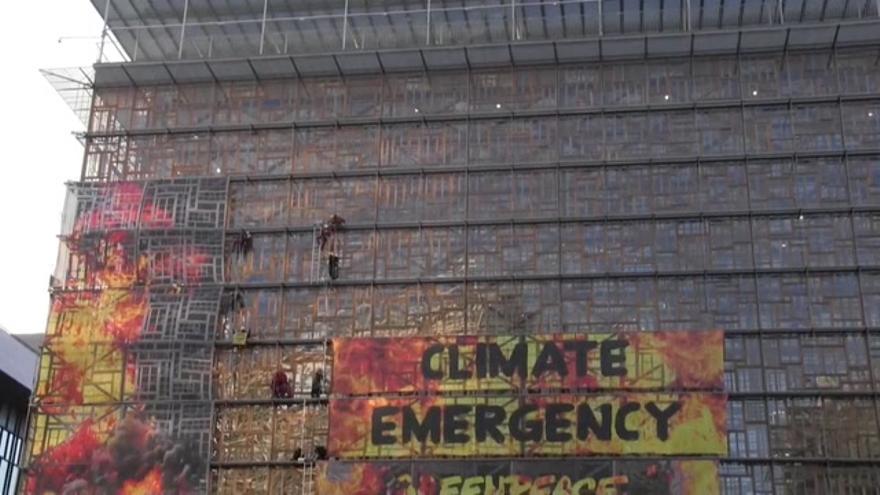 Greenpeace despliega una pancarta contra el cambio climático en la sede de la cumbre de la UE