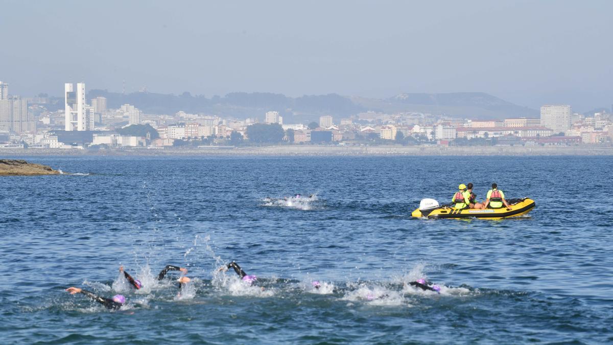 400 nadadores en la Travesía Costa Oleiros