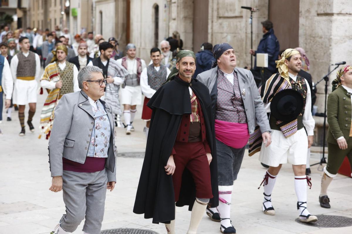 El alcalde de Mislata, Carlos Fernández Bielsa, desfila con la falla Doctor Maranyon de su pueblo.