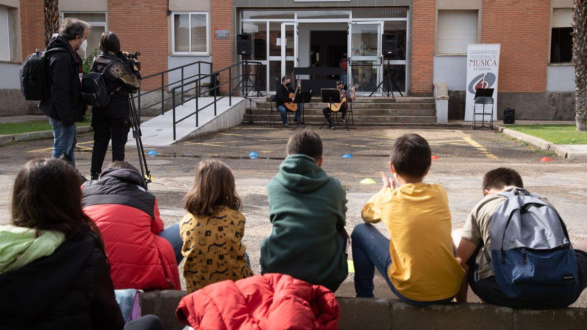 Una actividad efectuada en el exterior del conservatorio tiempo atrás