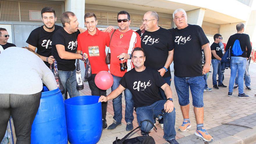 Aficionados del Murcia y del Cartagena comparten buenos momentos antes del derbi del 30 de octubre que acabó con empate a cero.