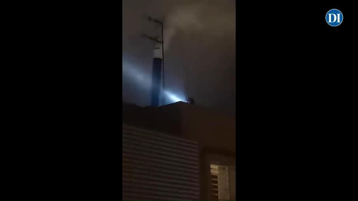 Fuego en la chimenea de un restaurante del puerto de Ibiza.