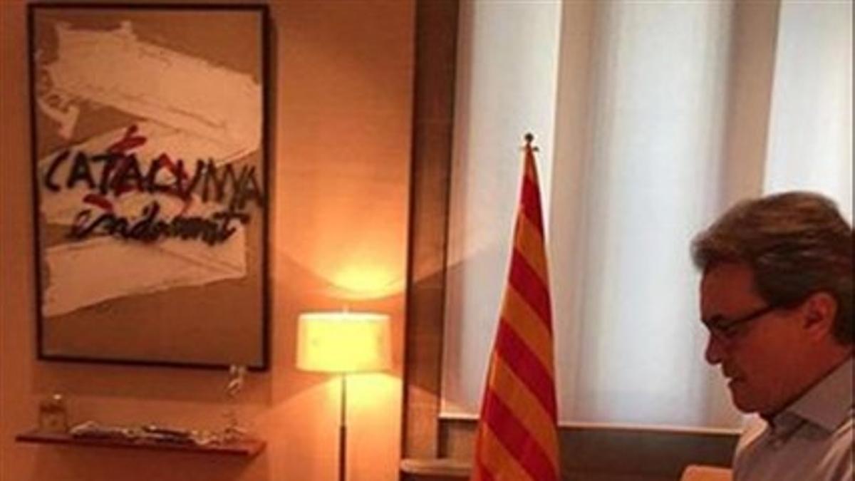 El 'president' Artur Mas, recogiendo su despacho.
