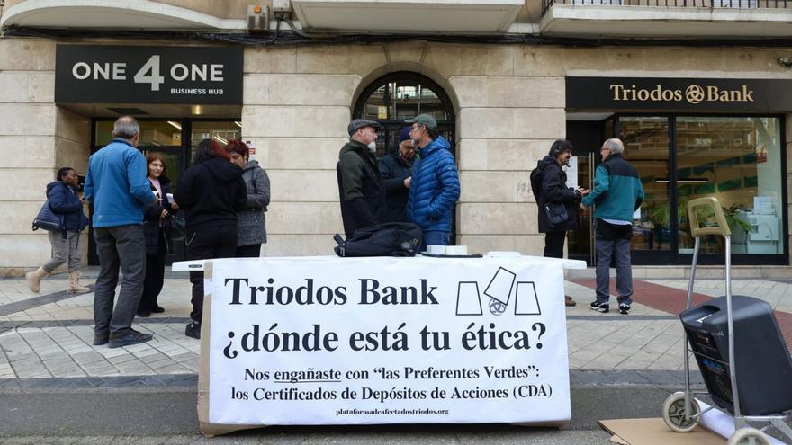 Mesa informativa y protesta a las puertas de la sede de Triodos Bank en Zaragoza con motivo de los CDA. | LAURA TRIVES