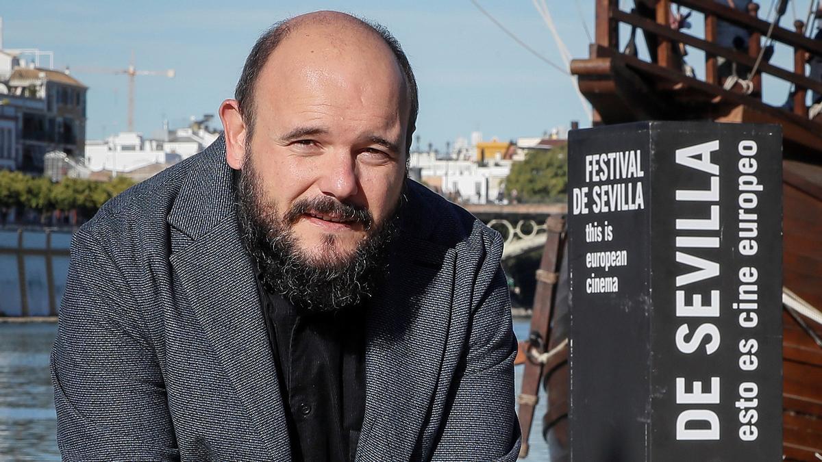 SEVILLA, 07/11/2021.- Francisco Contreras, más conocido como El Niño de Elche, posa junto al Guadalquivir para presentar la película &quot;Canto Cósmico. Niño de Elche&quot; en el marco de la 18 edición del Festival de Cine Europeo de Sevilla, este domingo. EFE/José Manuel Vidal