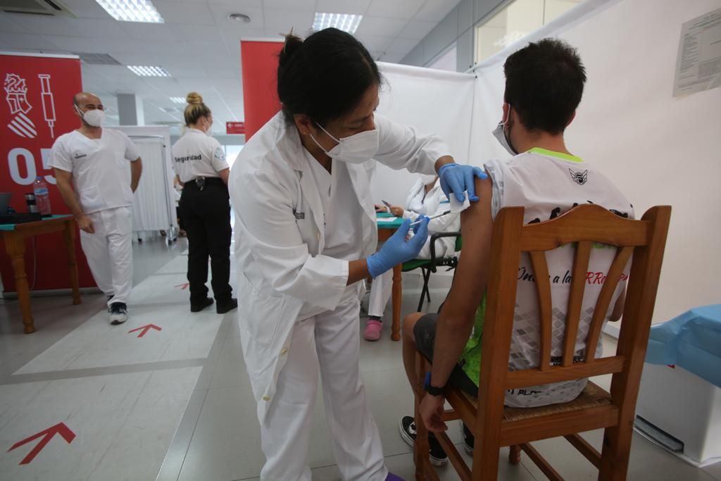 Comienza la inmunización de los veinteañeros en los vacunódromos