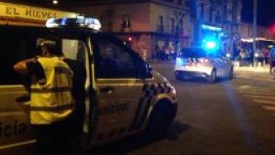 Un joven herido al chocar un coche y una moto en la avenida Galicia