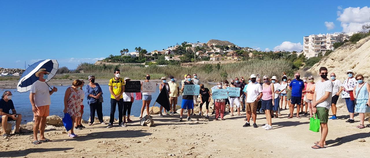 Concentración en Cala Baeza el pasado sábado para protestar por los vertidos de fecales que sufre el litoral norte de El Campello.