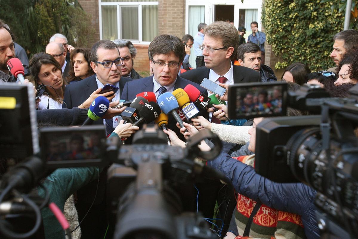 GRA066. TORTOSA (TARRAGONA), 20/03/2016.- El presidente de la Generalitat catalana, Carles Puigdemont (c), acompañado del conseller de Interior, Jordi Jane (i) y del alcalde de Tortosa, Ferran Bell (d), se ha desplazado al lugar del accidente de autocar que ha costado hoy la vida a catorce personas en Freginals (Tarragona), y ha suspendido el viaje a París que tenía previsto iniciar esta tarde, y en declaraciones a los medios de comunicación en el centro de coordinación del suceso en Tortosa ha explicado que ha decretado dos días de luto en Cataluña, a partir de mañana. EFE/Jaume Sellart