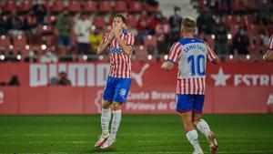 Pol Lozano celebra su soberbio gol en el tramo final del partido con el Sporting.