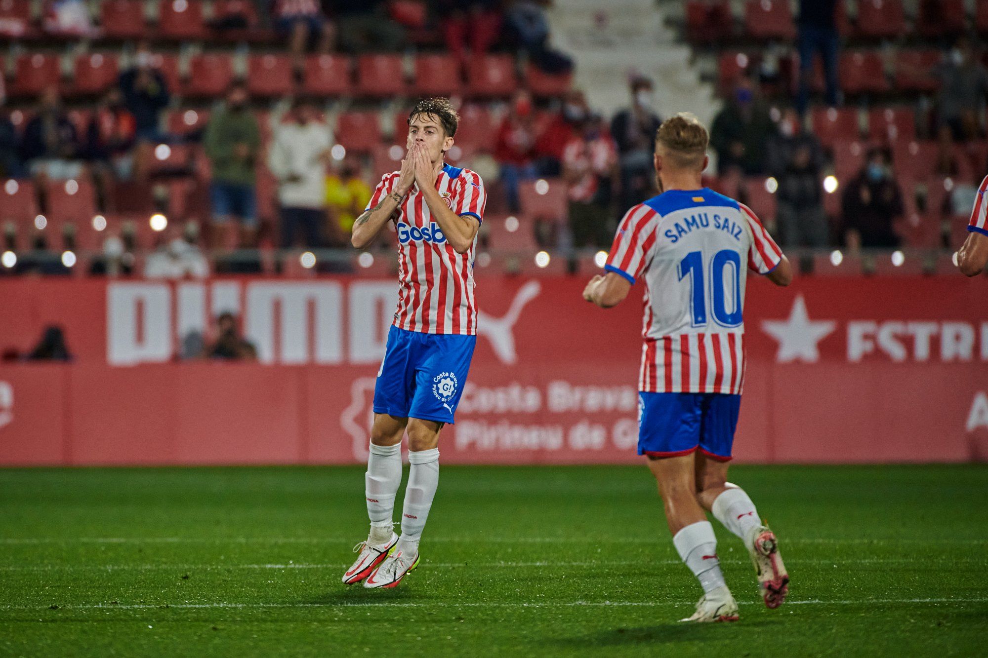 Pol Lozano celebra su soberbio gol en el tramo final del partido con el Sporting.