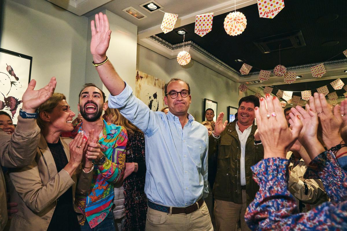 El futuro alcalde de Cáceres, en el Gran Café celebrando la victoria.