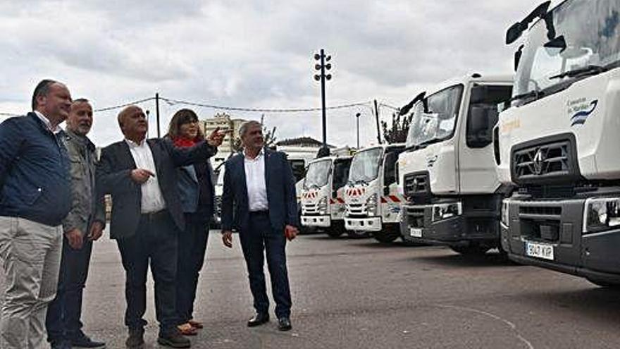 El presidente y alcaldes del Consorcio, ayer, con los camiones.