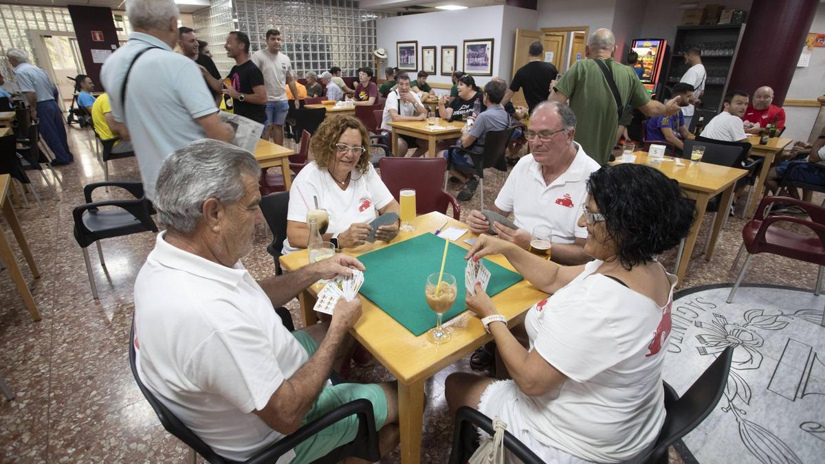 Personas jugando al bolot un verano.
