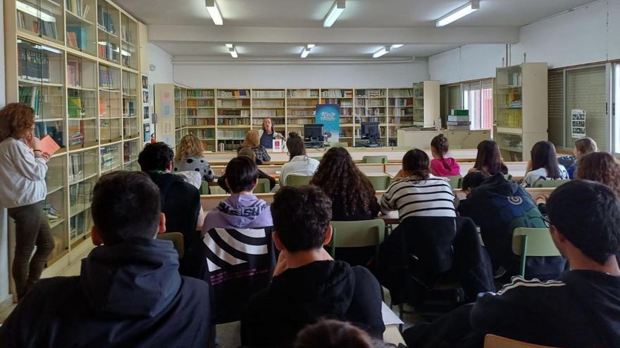 El poeta Jesús Losada, durante su charla con estudiantes del IES González Allende. | C. T.