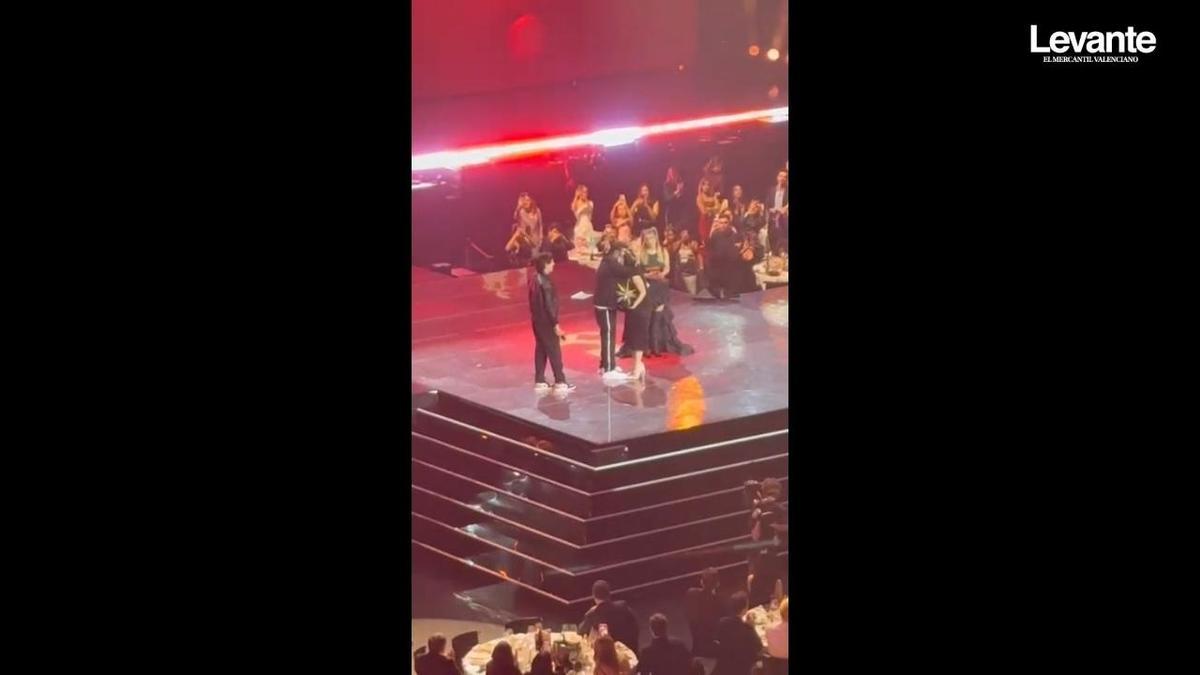 Rosalía homenajea a los afectados por la dana en la gala de los 40 Music Awards 2025