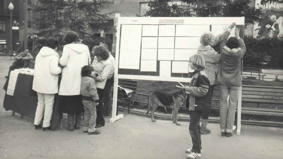Parada muntada per l’Associació de Dones del Bages a la plaça Sant Domènec de Manresa, el 8 de març de 1982