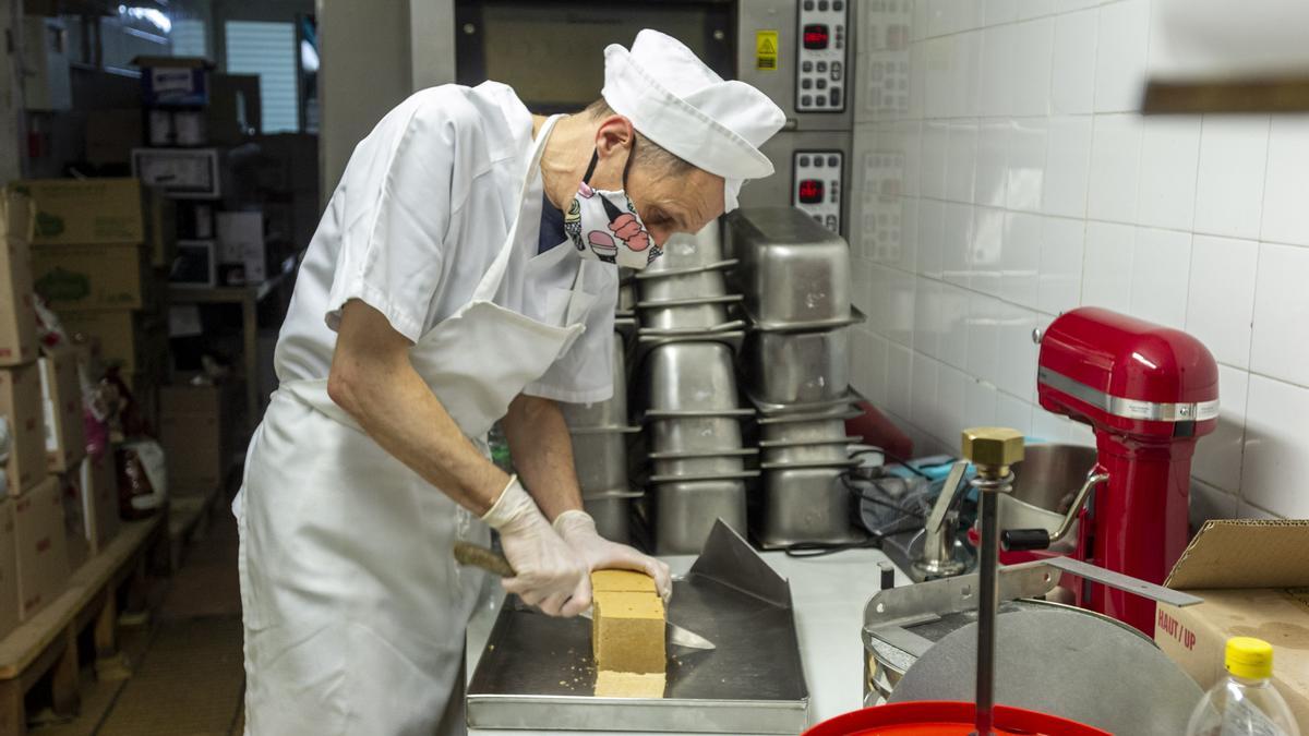 El heladero José Luis Oviaño corta turrón en Verdú.