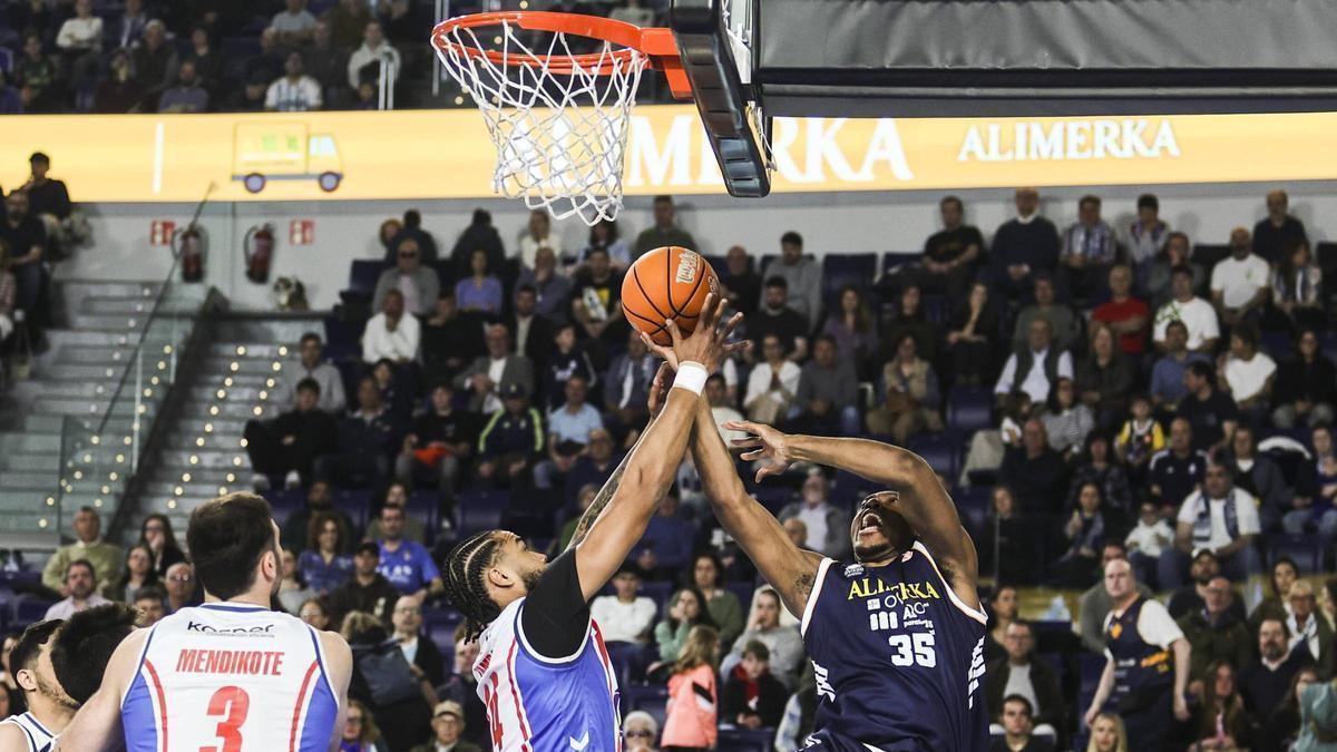 Un momento de un partido del Oviedo Baloncesto en una imagen de archivo