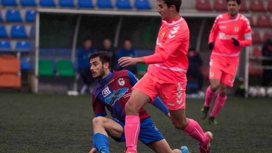 Luis Gutiérrez, en el suelo, ante Lucas, del Oviedo B.