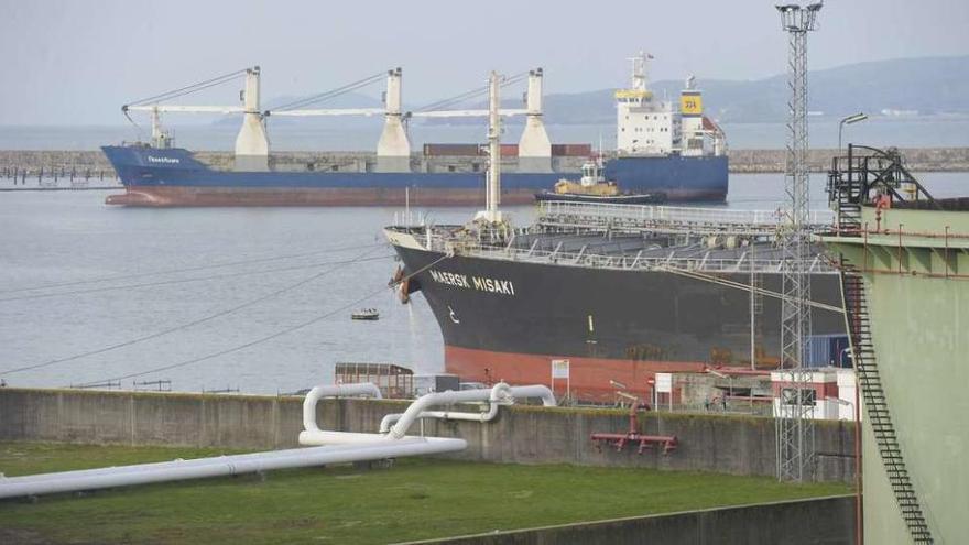 Muelle petrolero del puerto, cerrado por obras de mantenimiento por el ente público en marzo de 2015.