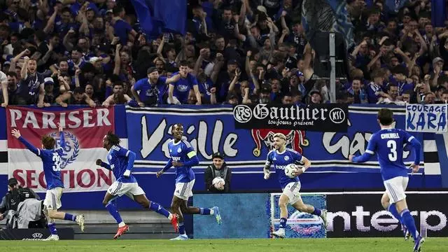 Batalla campal tras la remontada del Estrasburgo: provocación, empujones y objetos al césped