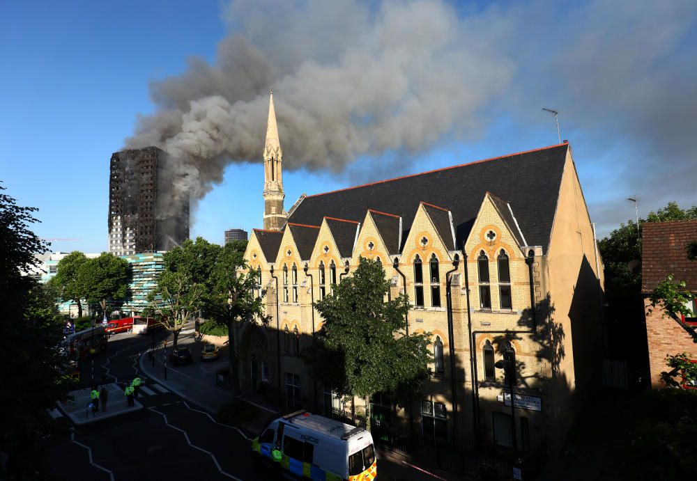 Incendio en un edificio de 24 plantas en Londres