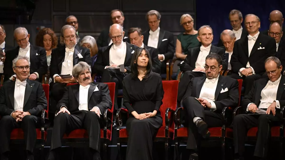 La escritora surcoreana Han Kang recoge el premio Nobel de la Literatura, la primera mujer asiática en recibirlo