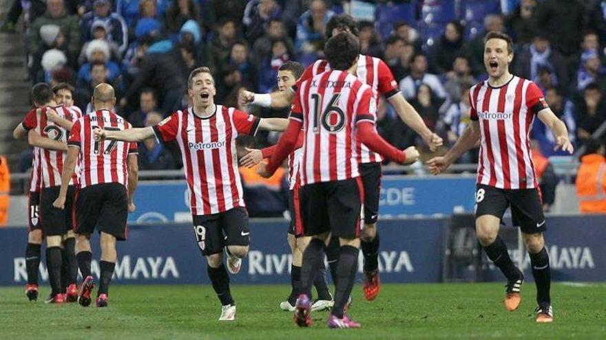 El Athletic luchará por el título al vencer con solvencia al Espanyol (0-2)