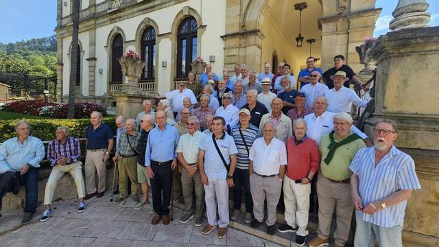Los asistentes al encuentro, en un lateral del Ayuntamiento. | V. ALONSO