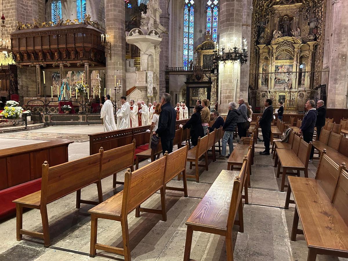 Momento en el que Sebastià Taltavull entra en La Seu para oficiar la misa.