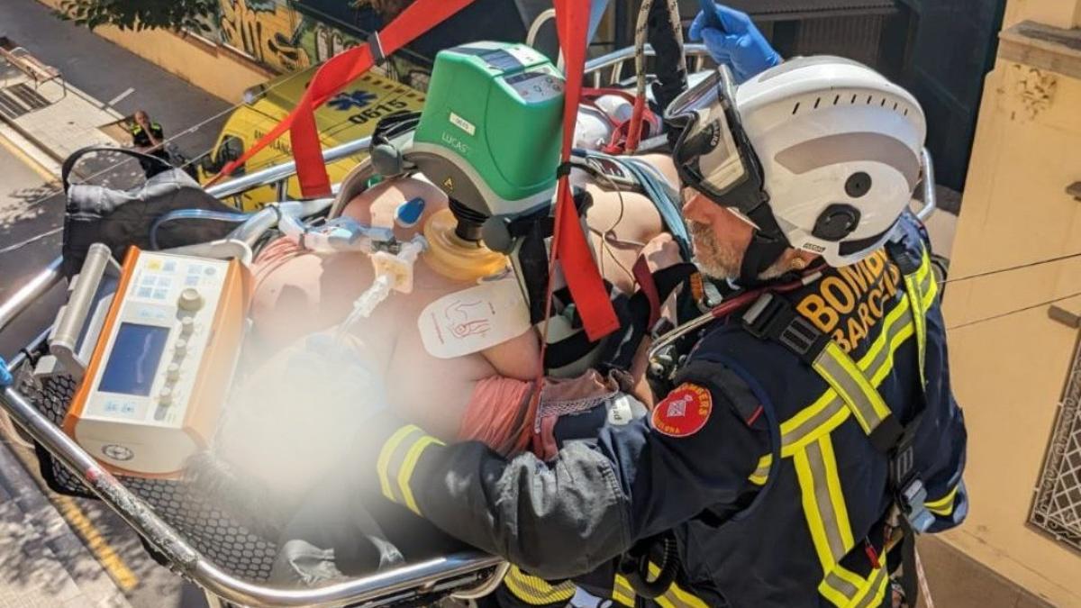 RESCATE BOMBEROS HORTA GUINARDÓ FACHADA ESCALERA