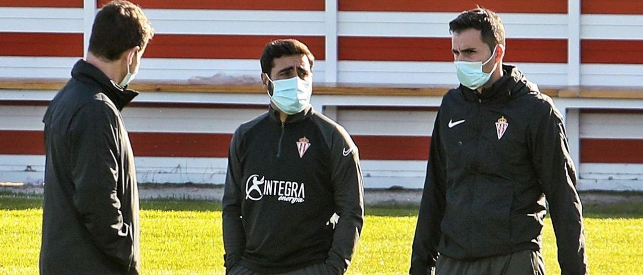 Por la izquierda, Gordillo, Gallego y Clavera, charlando durante el entrenamiento del Sporting de ayer en Mareo. | Juan Plaza