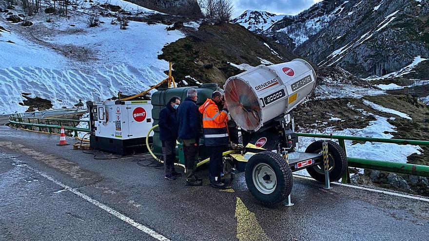 Así trabajan los equipos de rescate en San Isidro: derretir una capa de nieve de 8 metros, el siguiente objetivo