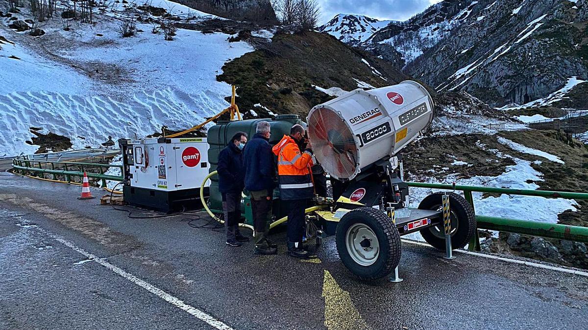 El nebulizador utilizado para fundir la nieve en la zona de la avalancha de San Isidro. | LNE