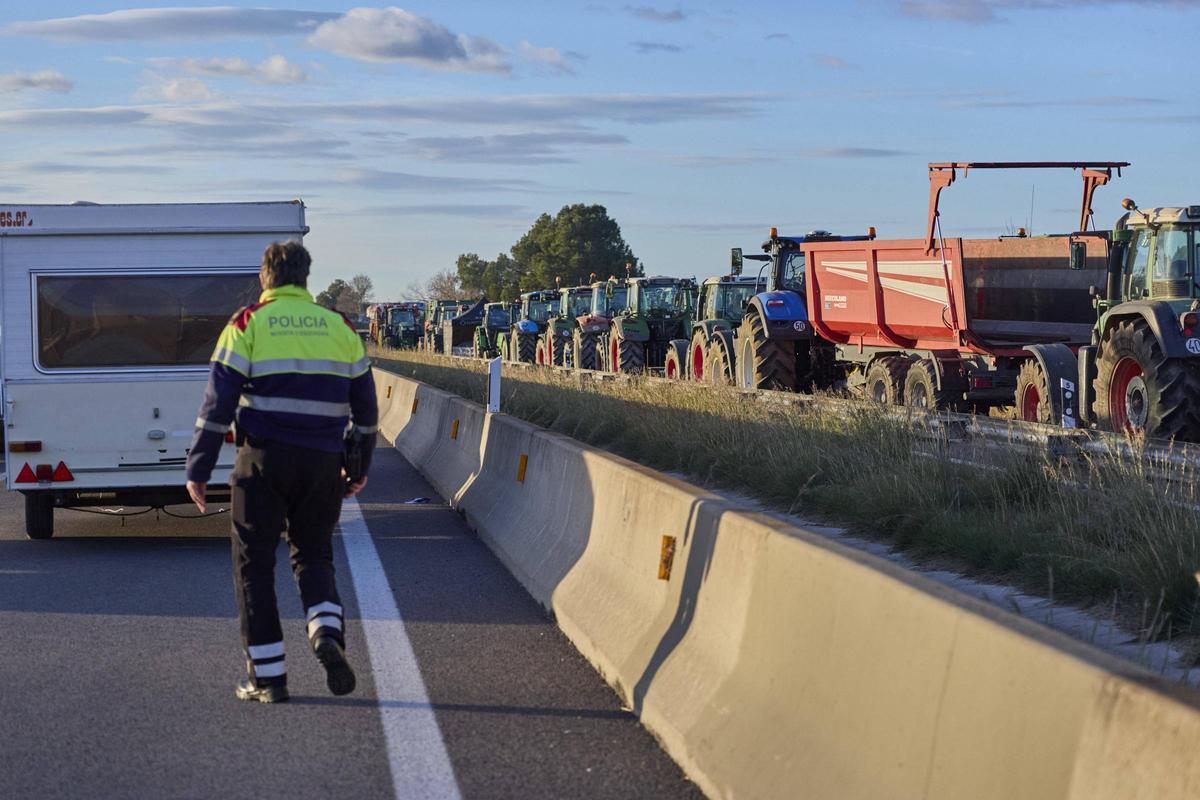Les fotos del tall dels pagesos a l'AP-7 i l'N-II a l'Empordà