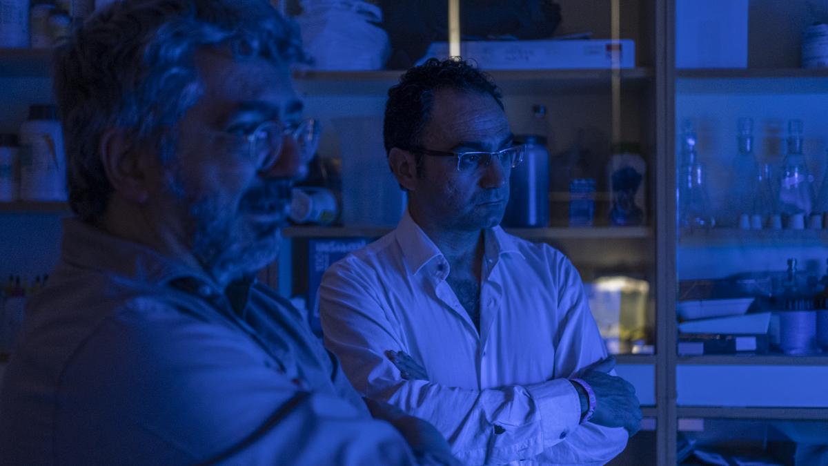 Juan Luis Neira, profesor de Biología, y Daniel Lorenzo, director del Otero Pedrayo, en el laboratorio de Biología. // BRAIS LORENZO