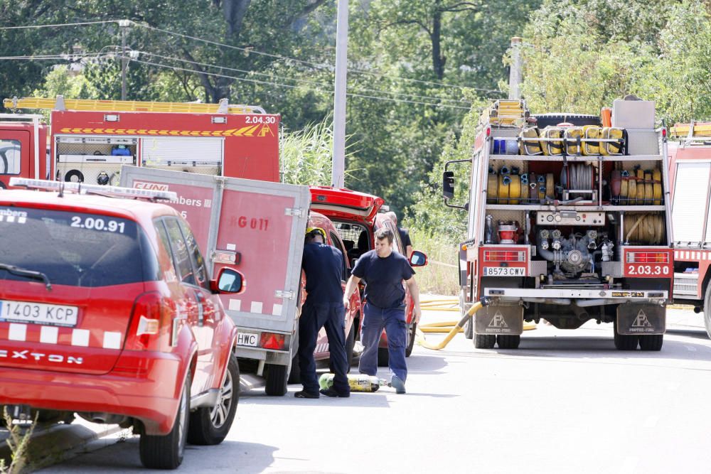 Un incendi ensorra el sostre d'una nau de Quart