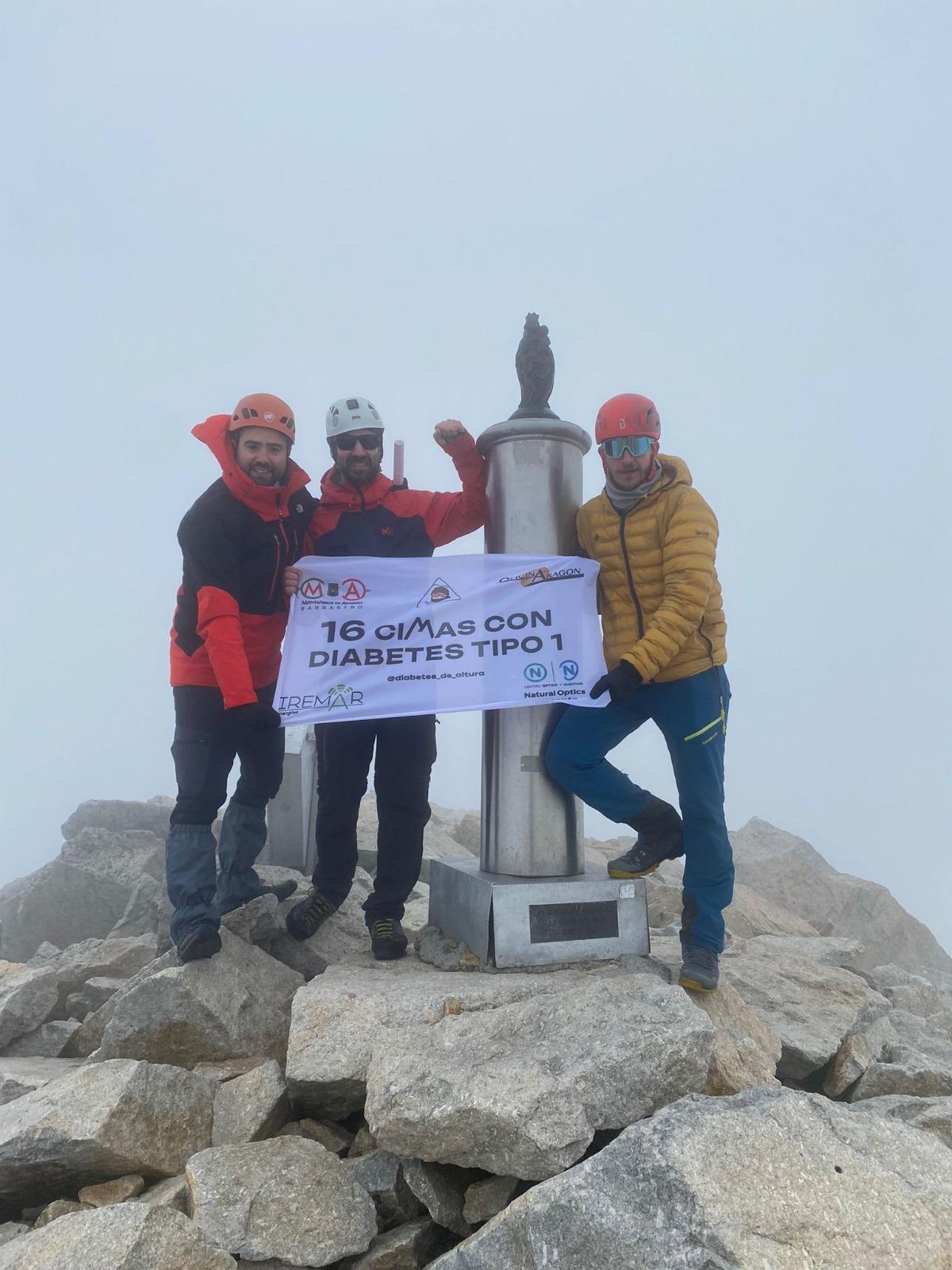 Arturo Carvajal cierra su reto para visibilizar la diabetes en la cumbre del Aneto muy bien acompañado.