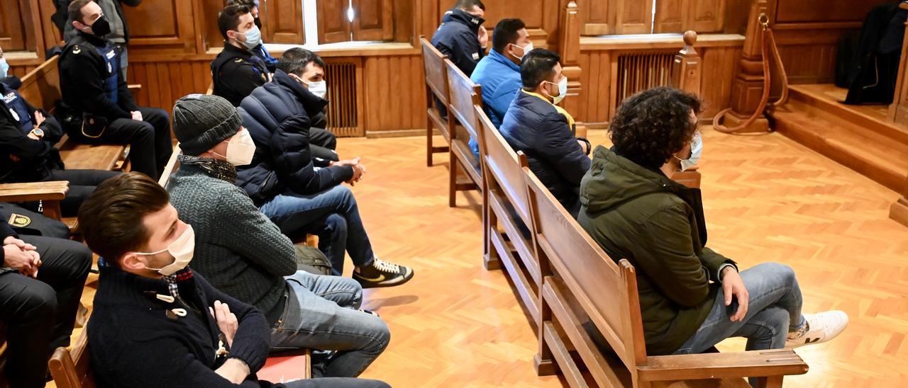 Los acusados ayer durante la primera sesión del juicio celebrado en Pontevedra.