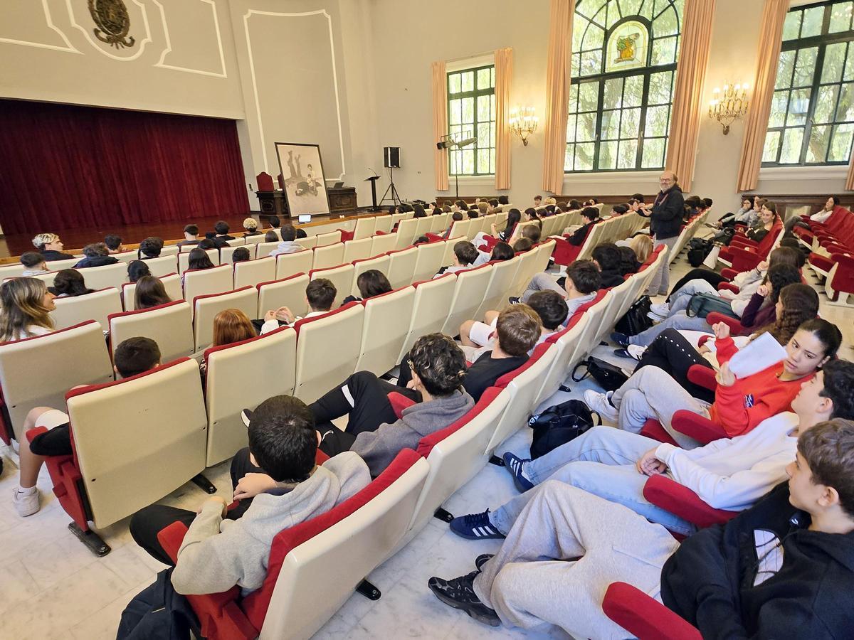 Xesús Ron de Chévere, co alumnado do IES Santa Irene de Vigo e o cadro de Castelao «A derradeira lección do mestre»