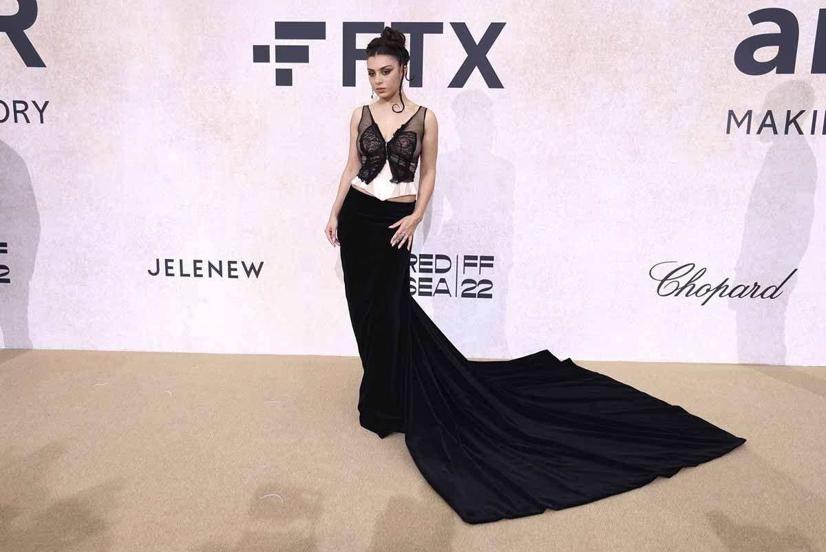 Chalie XCX, en la gala amfAR 2022 de Cannes