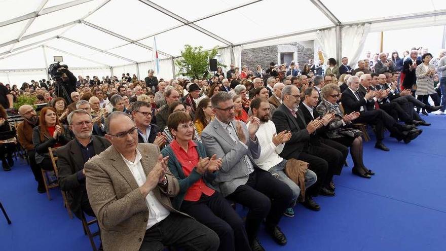 Asistentes ao acto; e a viúva de Manuel María, Saleta Goy, descubre unha praza en homenaxe ao poeta no CEIP Laverde Ruiz, en presenza do presidente da Xunta.