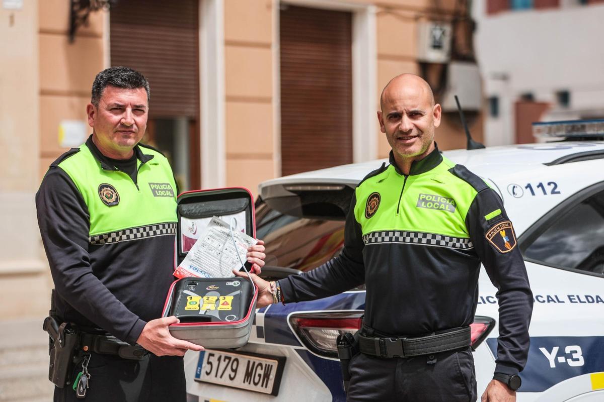 Los dos agentes que salvaron la vida con el desfibrilador