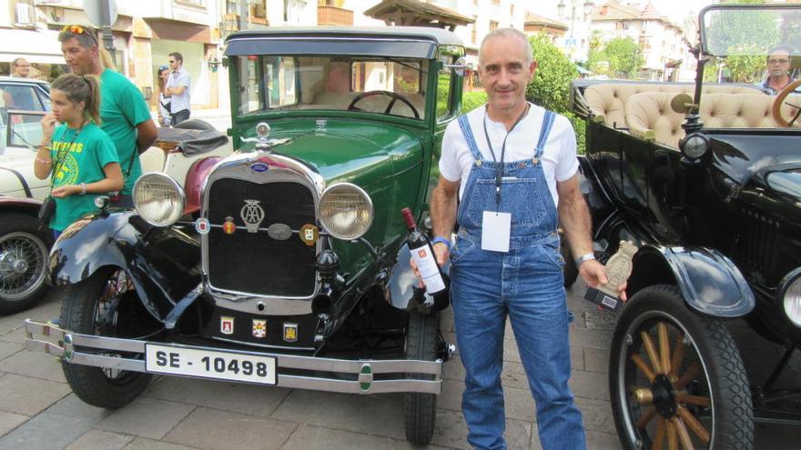 Antonio Alcázar con su Ford A (1927) con el que viajó desde Soria a Cangas de Onís, a través del Pontón.