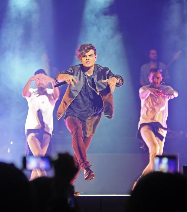 El cantante gaditano ofreció un concierto en el Auditorio Mar de Vigo ante sus incondicionales seguidoras