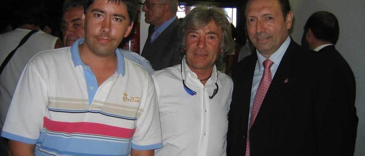 Ángel Nieto y Quini, con el cazaautógrafos Ander Azcárate a la izquierda, en Gijón en 2006.