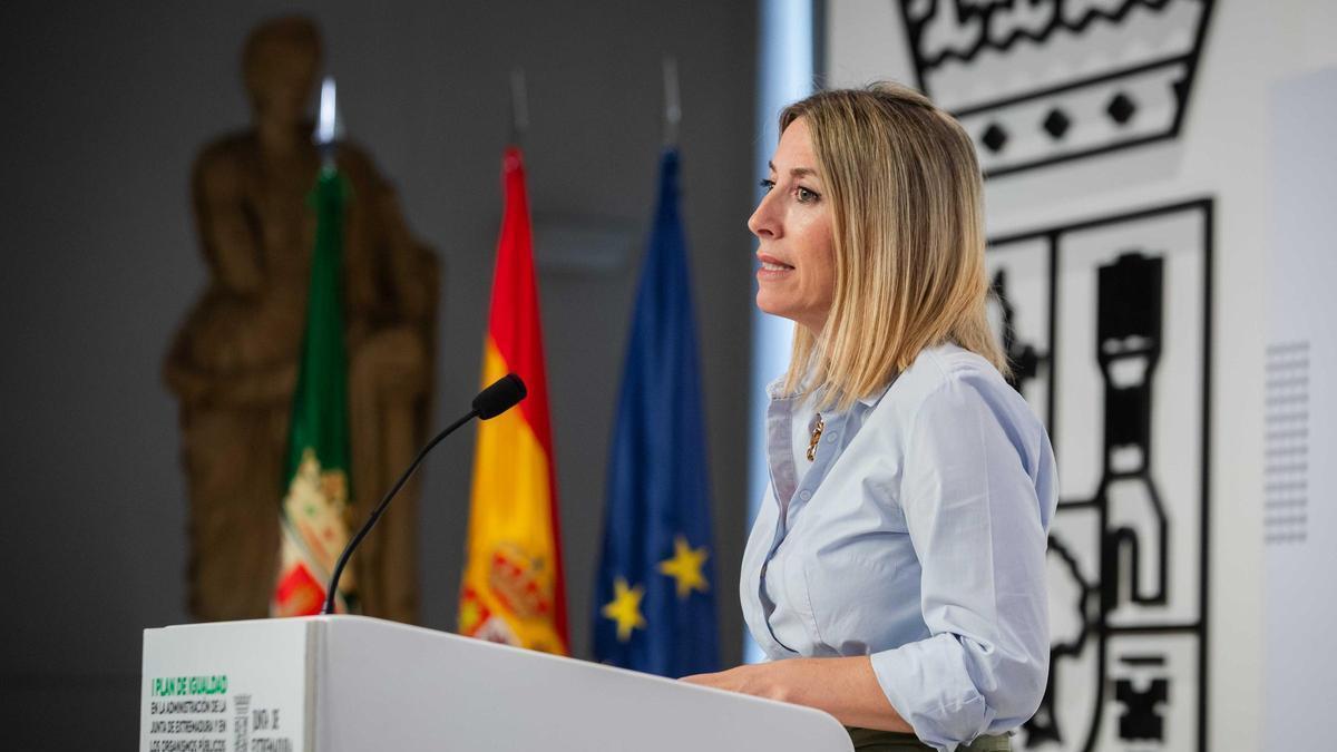 La presidenta de la Junta de Extremadura, María Guardiola, en rueda de prensa en Mérida.