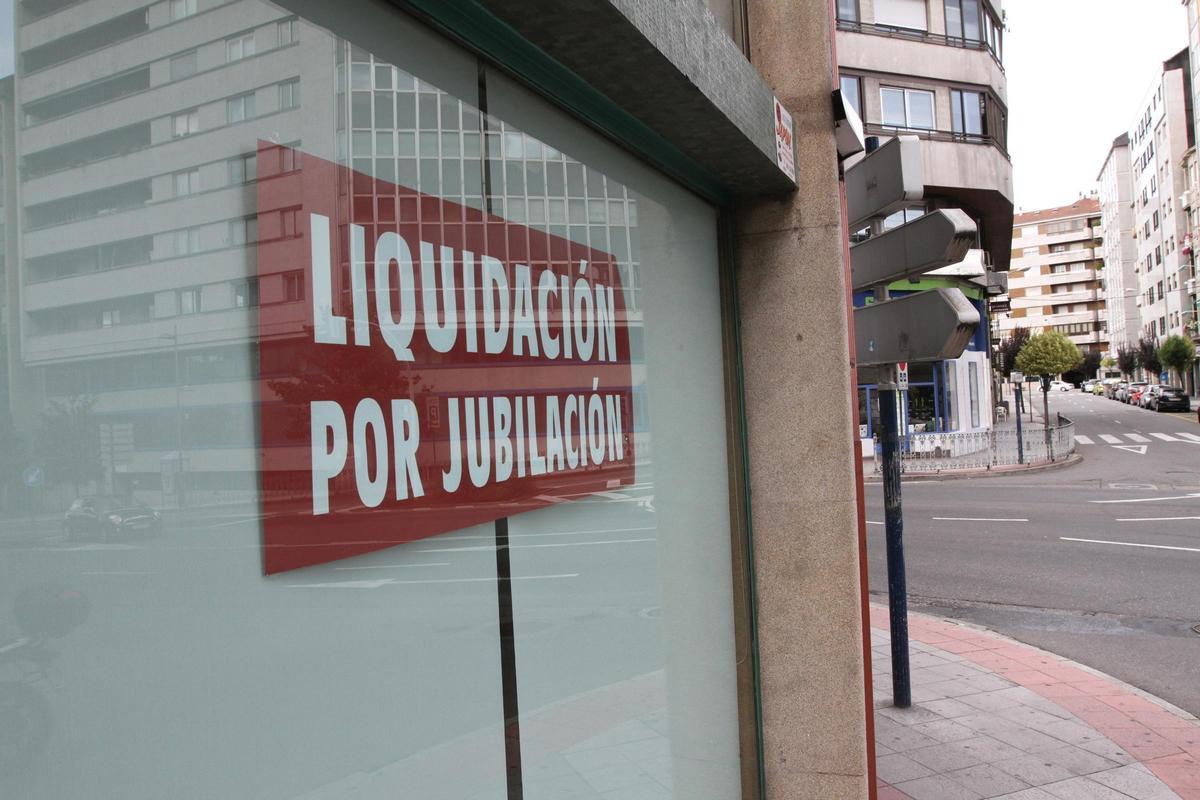 Anuncio de liquidación por cierre por jubilación en un comercio de Ourense.