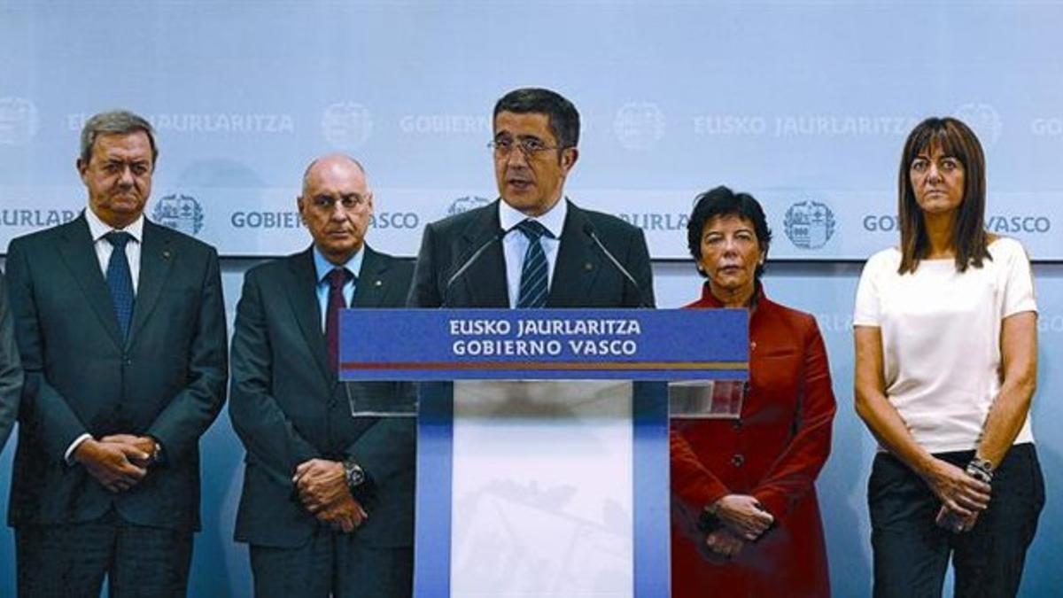 El lendakari, Patxi López, se dirige a los medios rodeado de los miembros de su Gobierno, ayer, en Vitoria.
